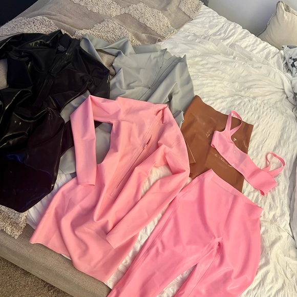 Skims pink 2 piece latex set - Picture 7 of 7